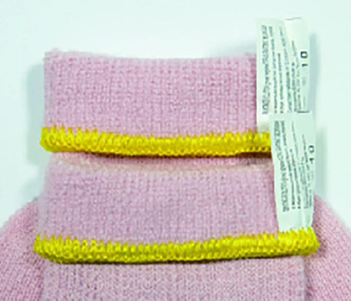 Automatic overlock sewing machine for cuffs of labor protection gloves