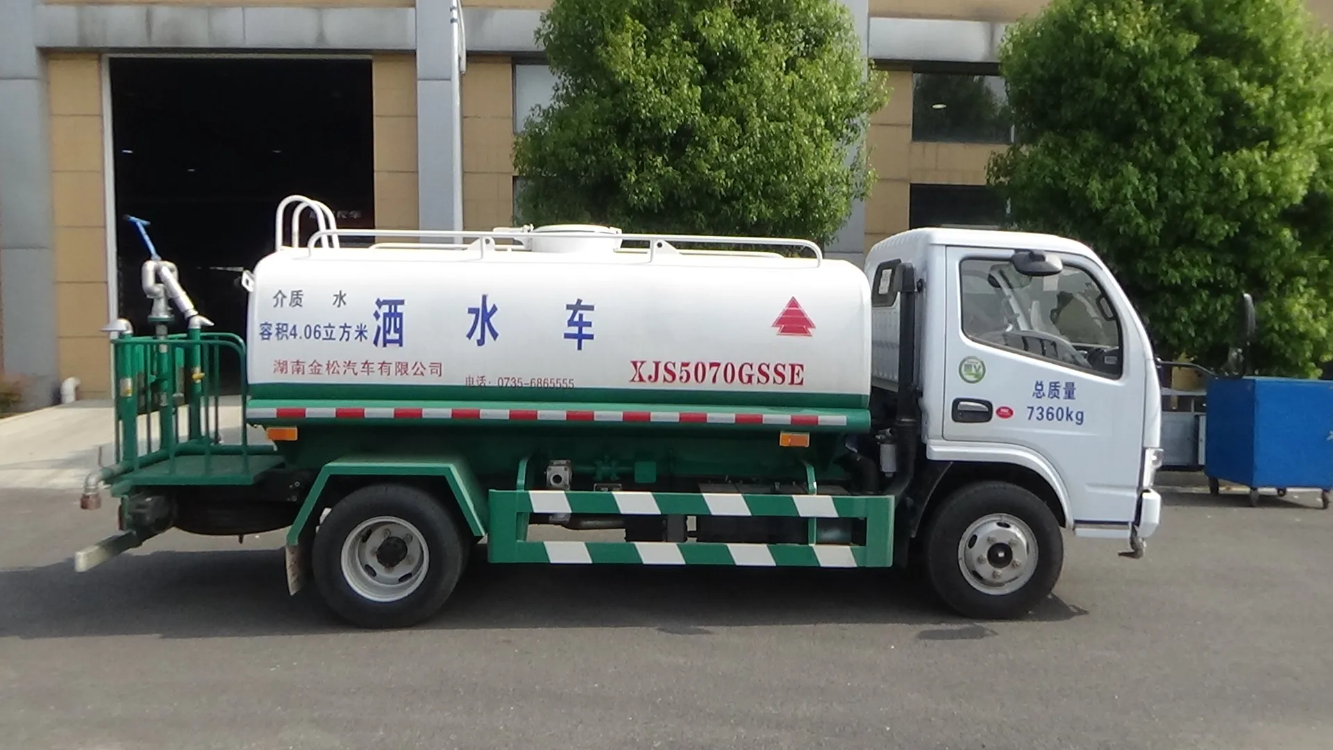 Hot sale 4000 liters tank car watering car Urban sanitation vehicle, Road greening sprinkler