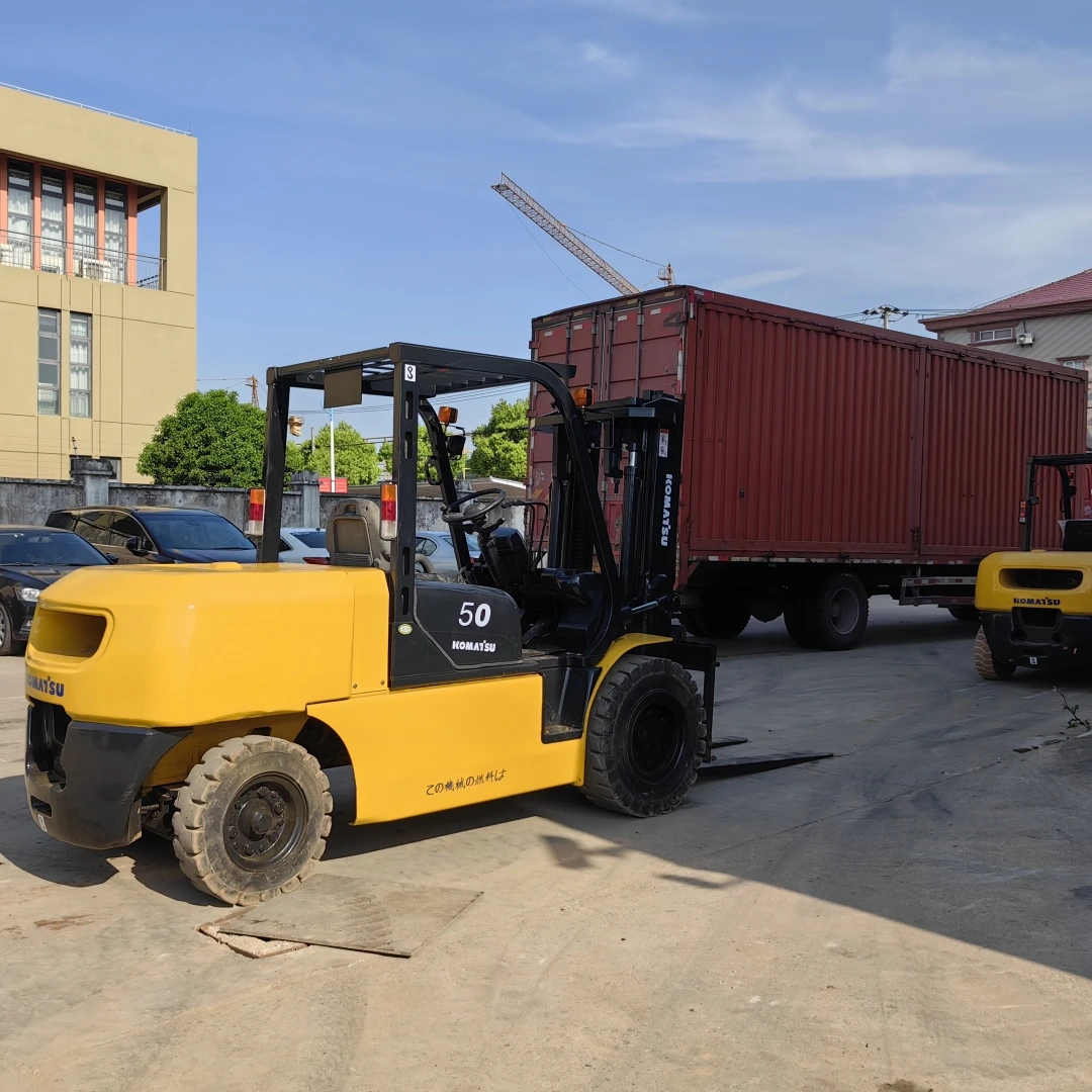 KOMATSU Lumina 3 Подержанный 2010 Opel Corsa D двигатель A14 Xer Ecotec желтый 8 1999 в Шардже дизельный 2018