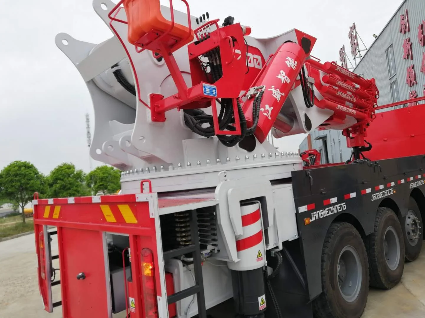 Large brand high-quality factory direct sales of 130 tons of large tonnage cranes used for lifting heavy objects