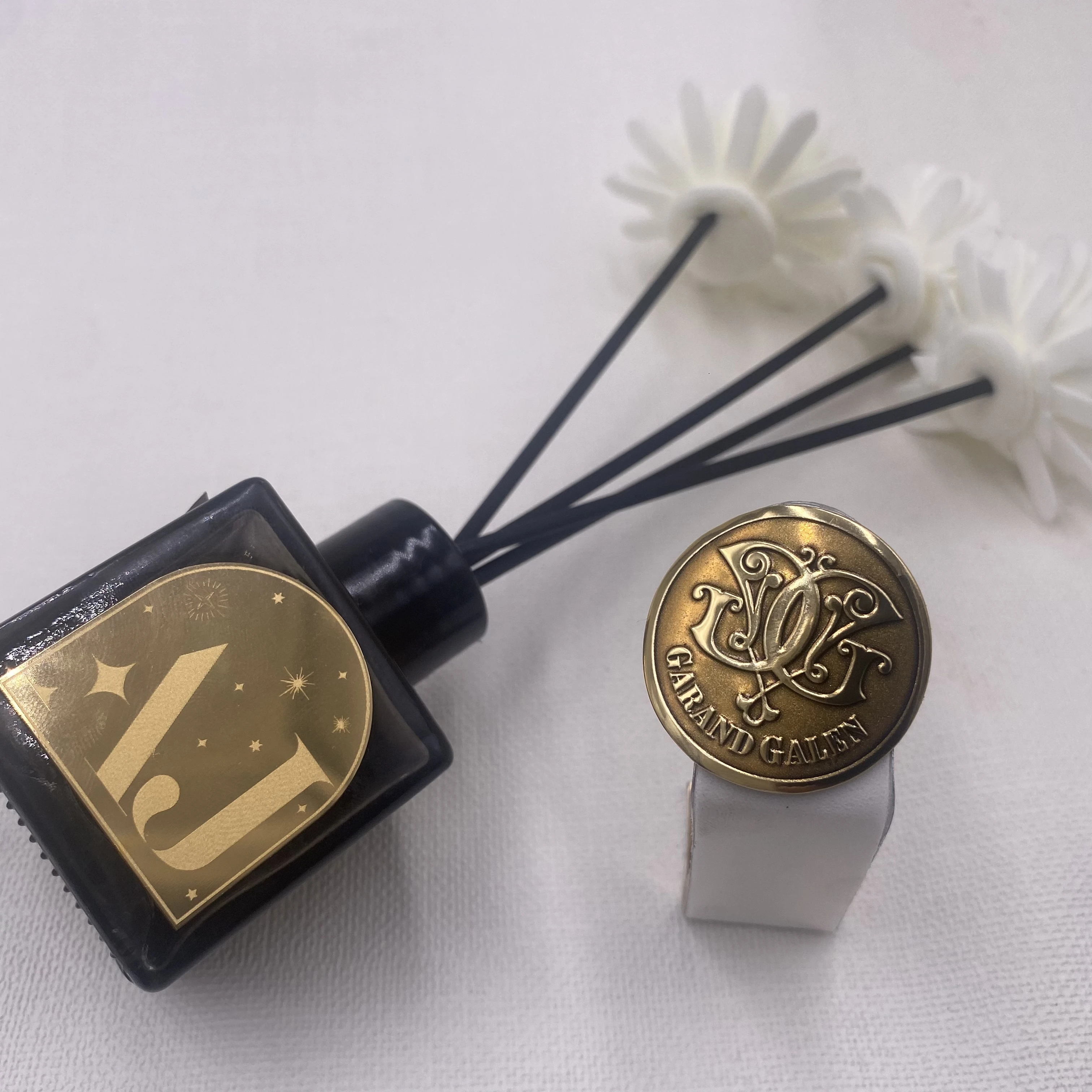 Customized Perfume Bottle Metal Label Custom Printing Waterproof Logo Pattern Embossed Sticker Sticky perfume bottle sticker