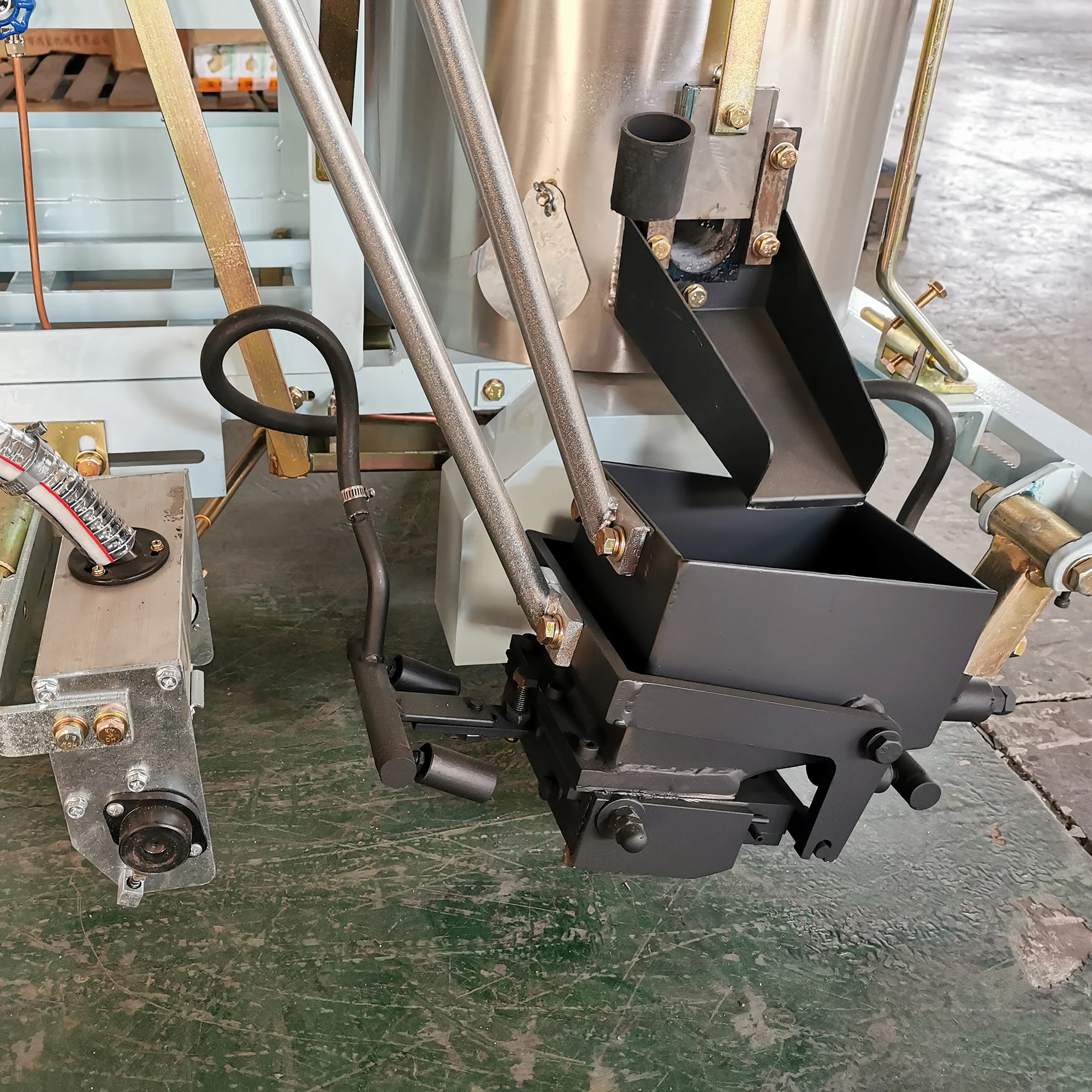 Eco-Friendly Hand Push Thermoplastic Road Painting Machine With An Engine