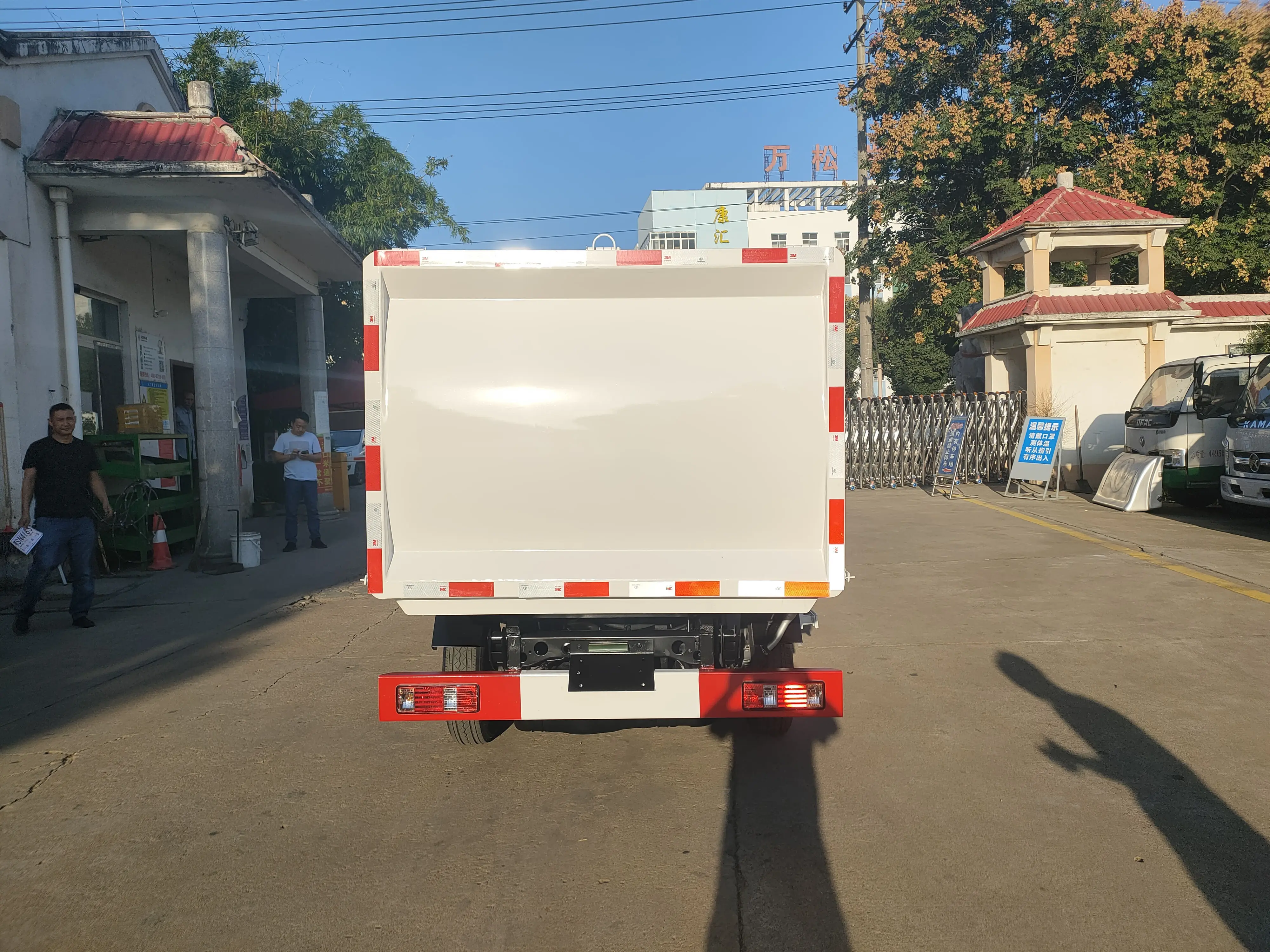 3 м3 боковой нагрузки висит ковш мусоровоз компрессионный для продажи