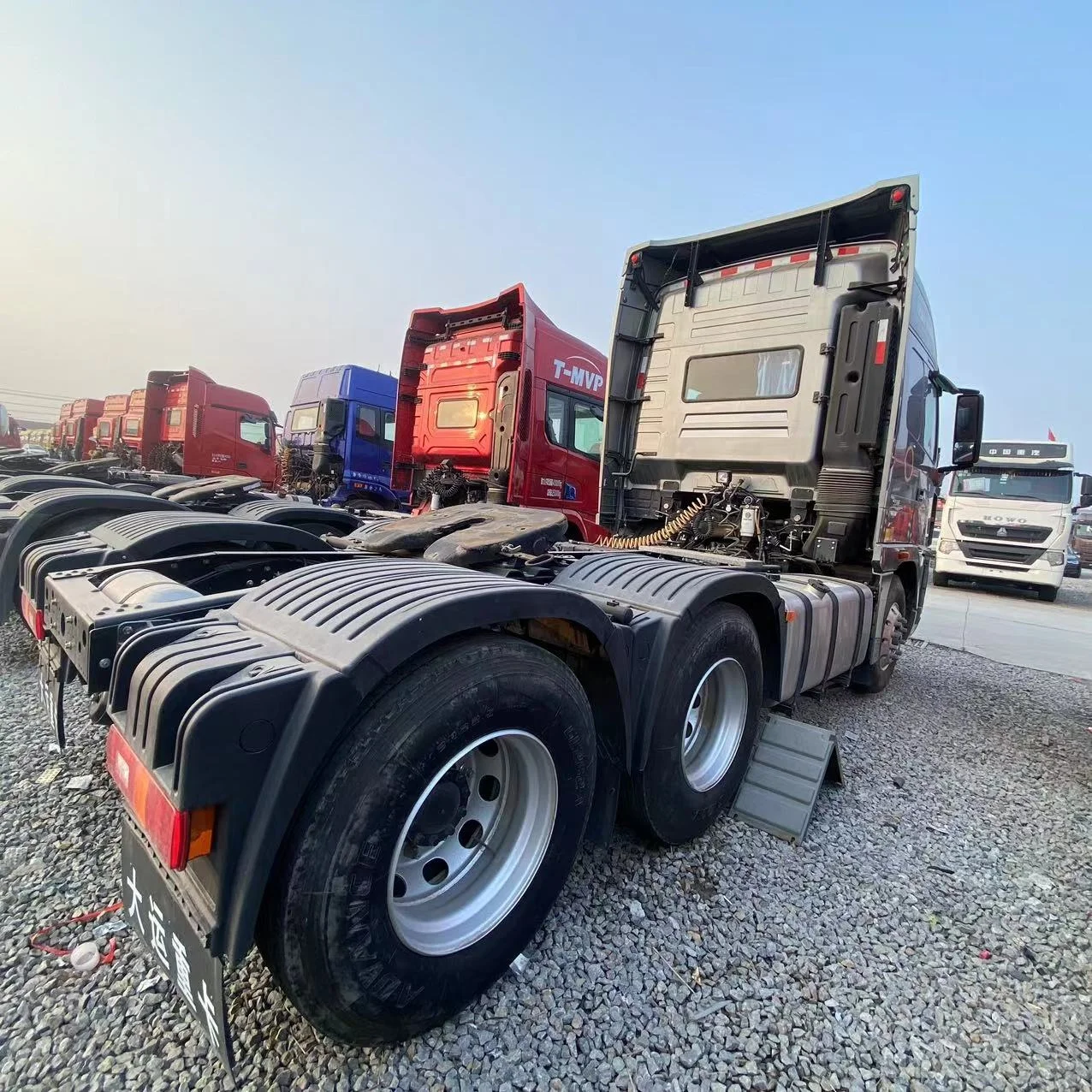 Second hand DaYun n9h грузовик 550 л.с. 6x4 euro5 тягач
