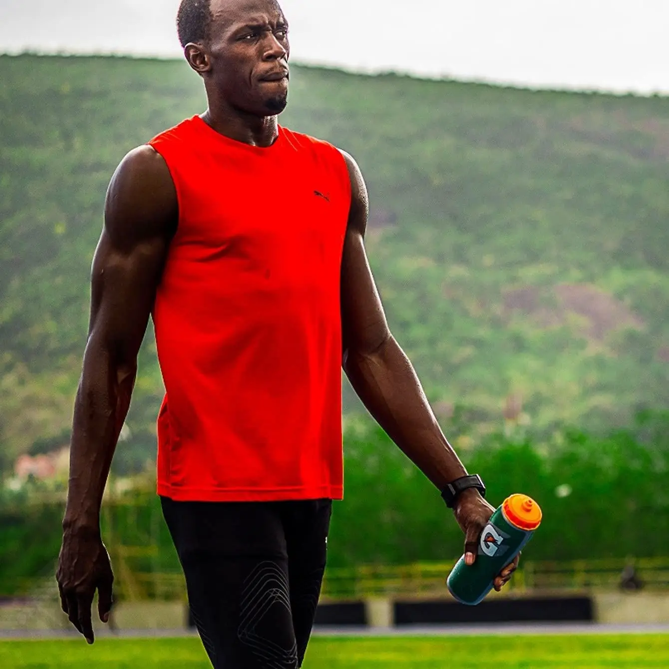 Gatorade 32 Oz Squeeze Bottle New Easy Grip Design with Gator Skin Green for Fitness and Water Sports Includes Screw Cap