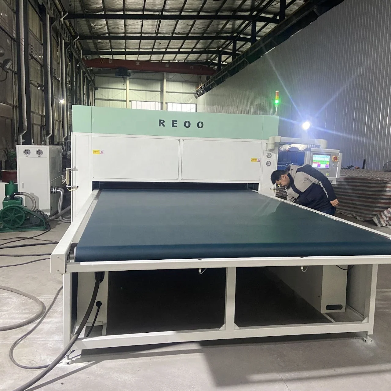 REOO Make Big Size Solar Panels Time Saving Long Service Life Full Automatic Laminating Machine