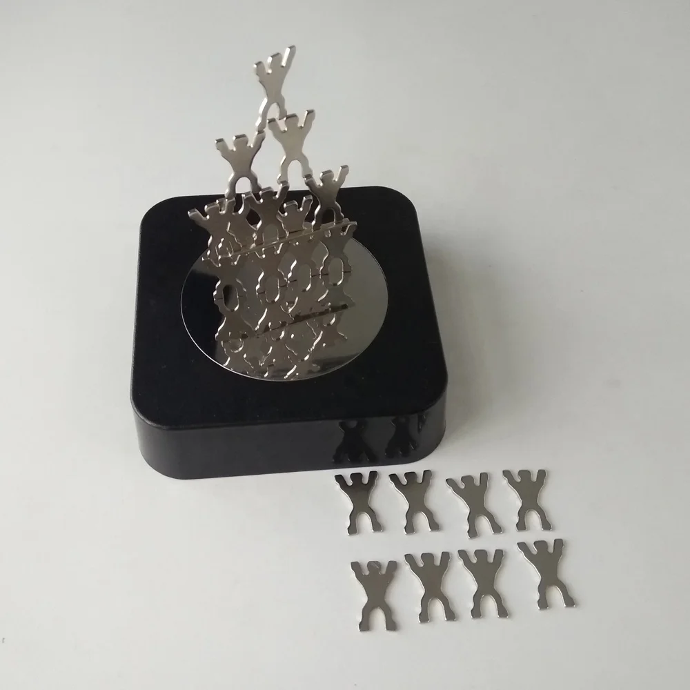 Настольная игрушка с магнитным зажимом в форме