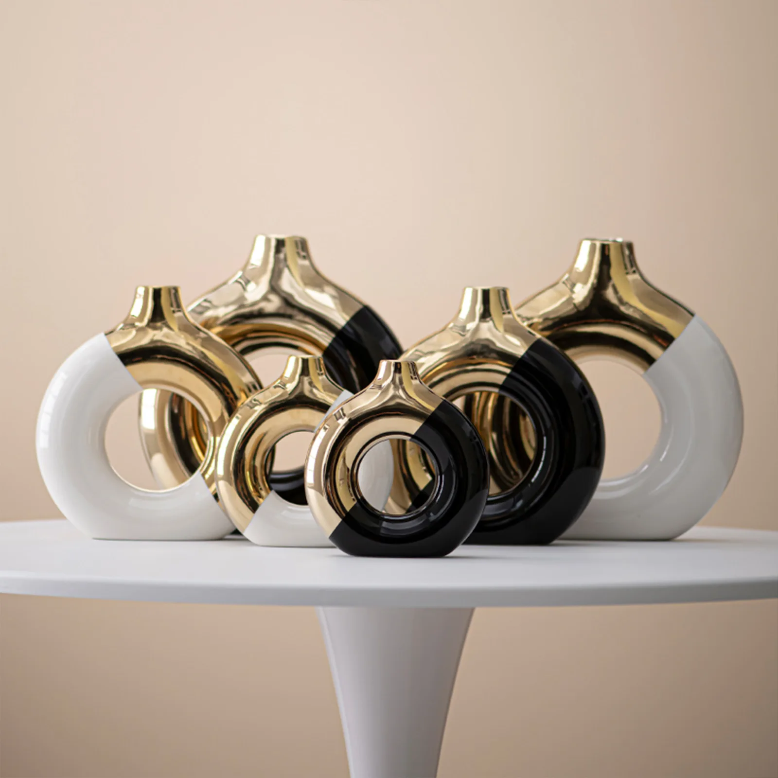 2024 Nordic Electroplated gold Matte White Shaped Dried Flower For Hotel Home Office Decor Round Hollow Out Donut Ceramic Vase