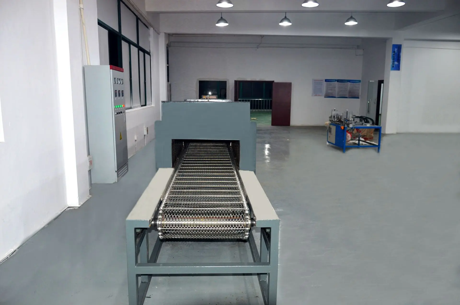 Glass annealing furnace