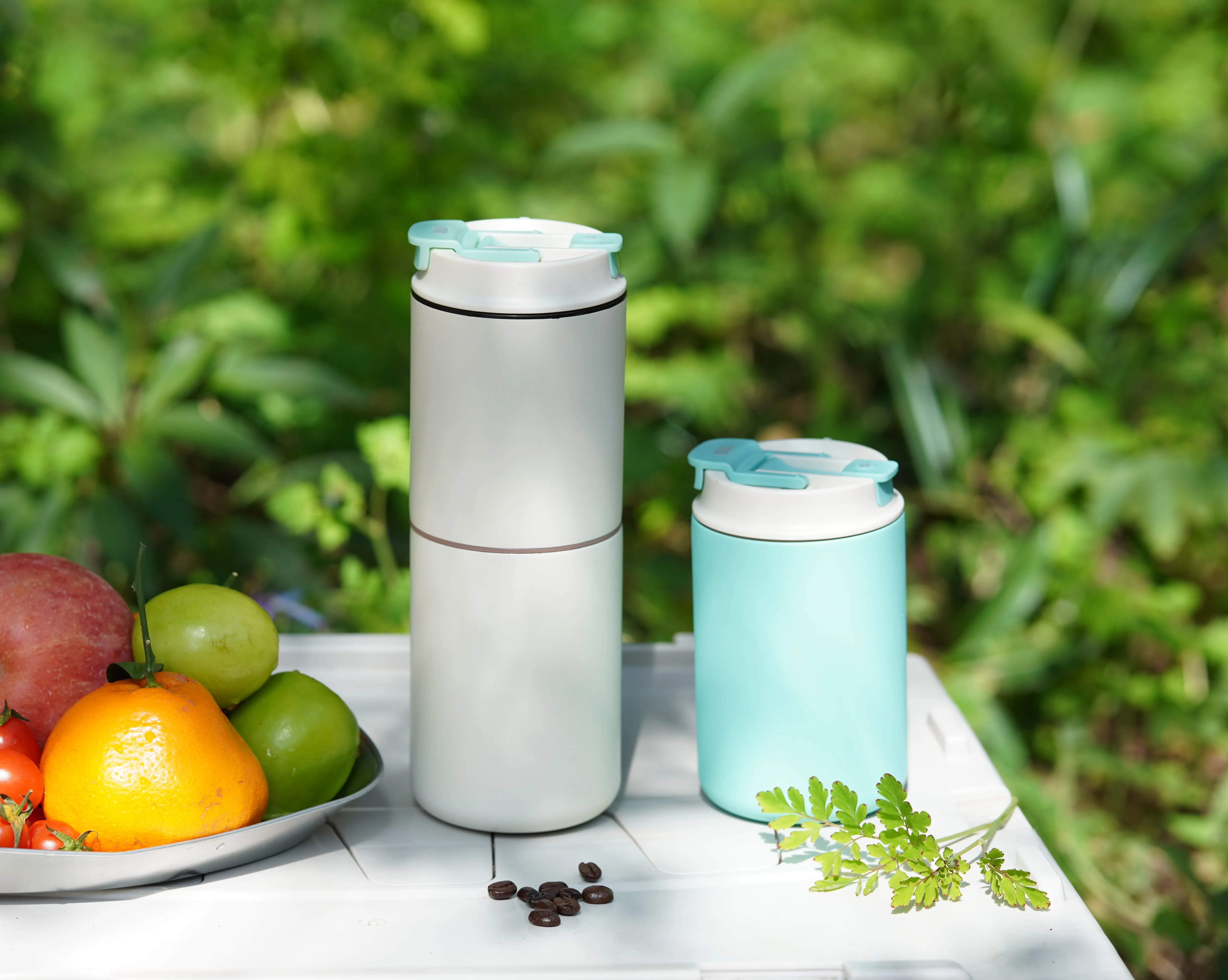 Portable manual coffee grinder