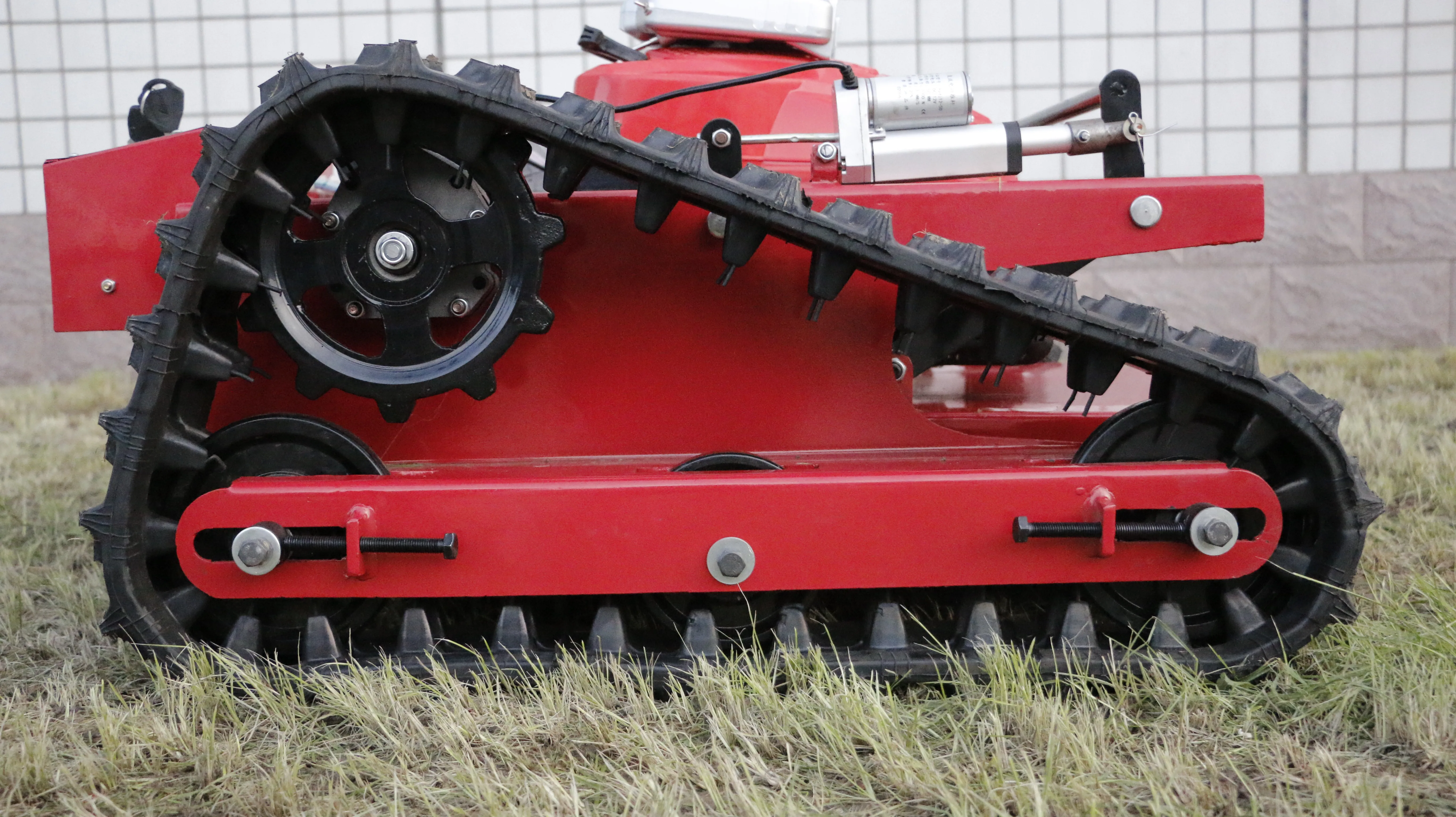 Remote Tracked Slope Grass Cutters Tracked Lawn Mower