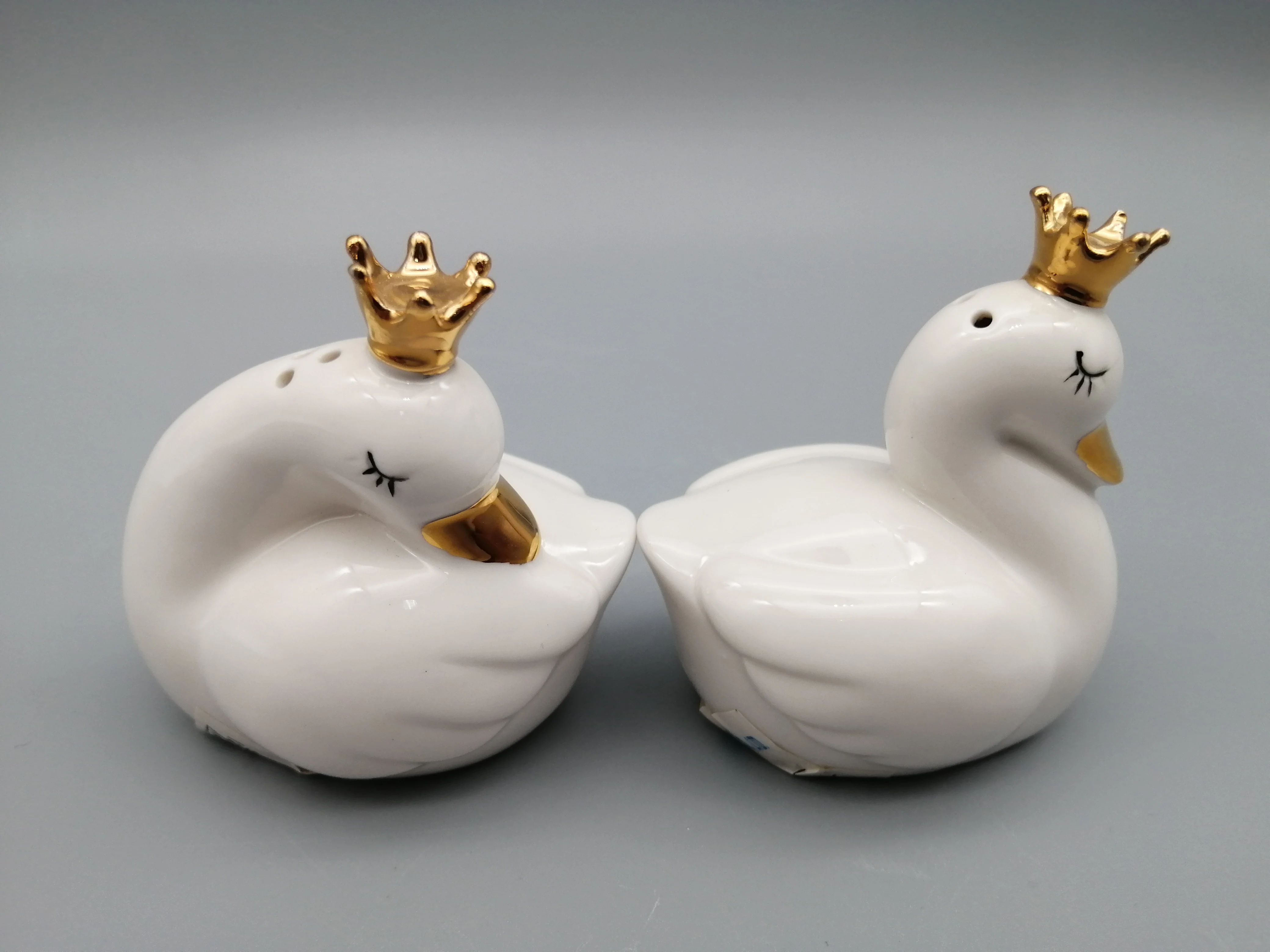 Wholesale price home decor white porcelain swan wih gold crown