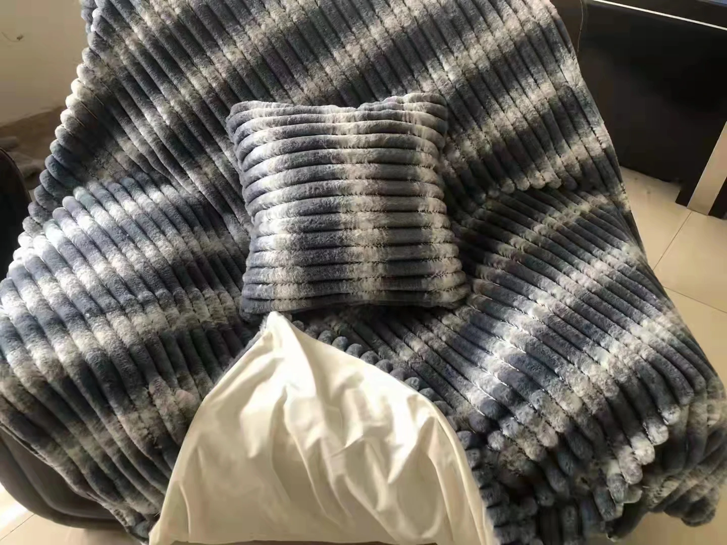 Factory wholesale quality winter hoodie blanket winter blankets Winter throw pillow