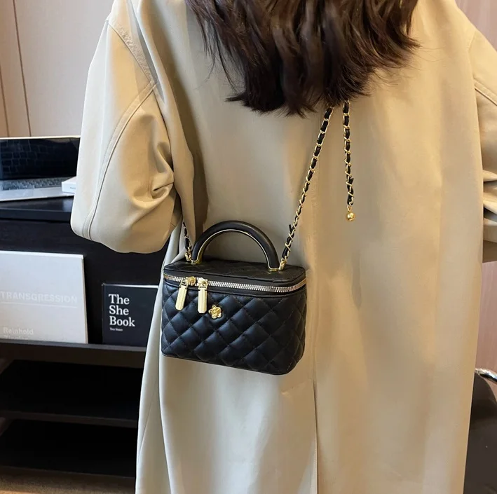Wholesale fashion handbags 2024 light lady luxury chain Bags Lady Design Purses For Woman