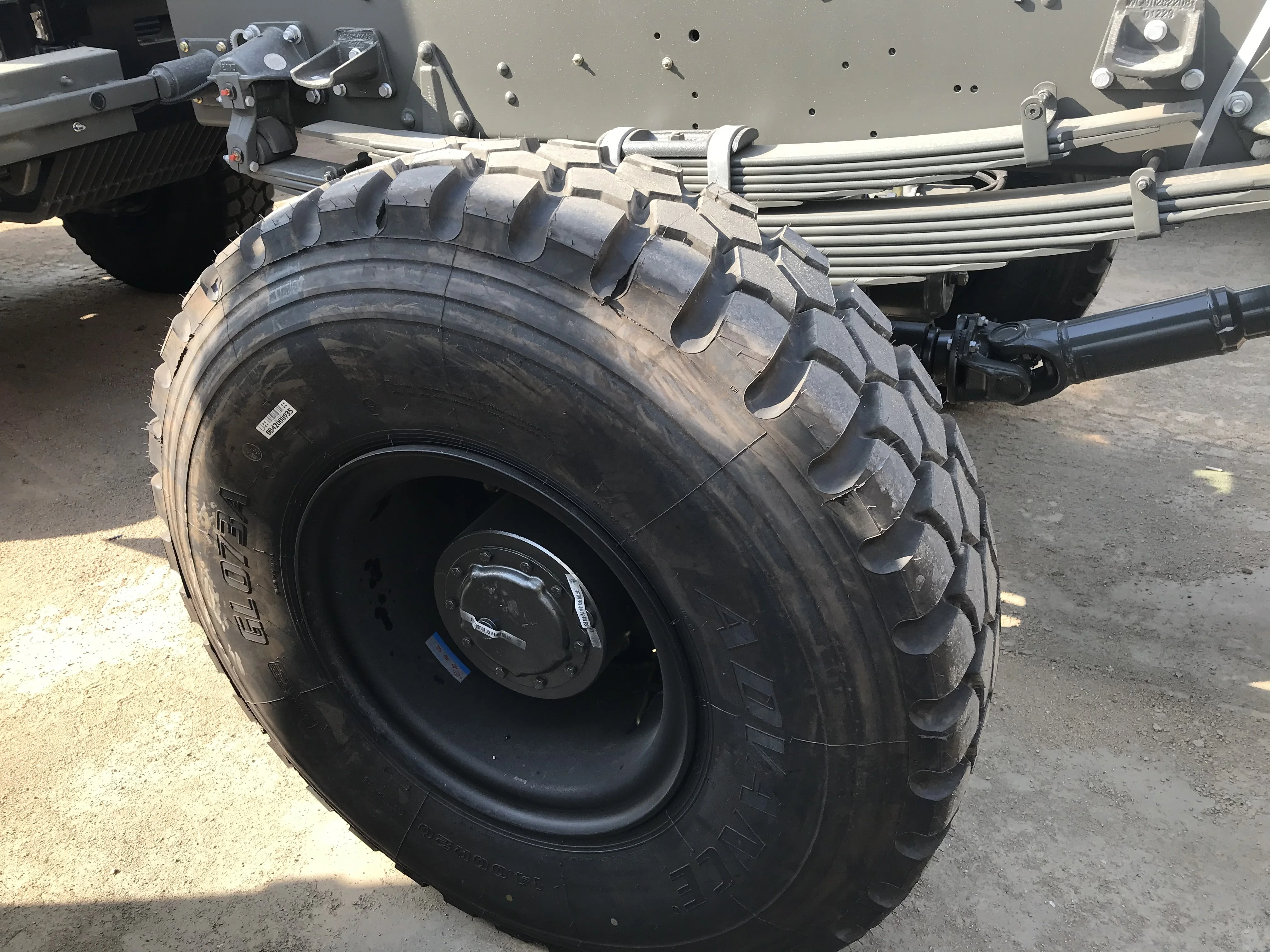 Single Big Tire 14.00R20 4X4 Off Road Cargo Truck Chassis
