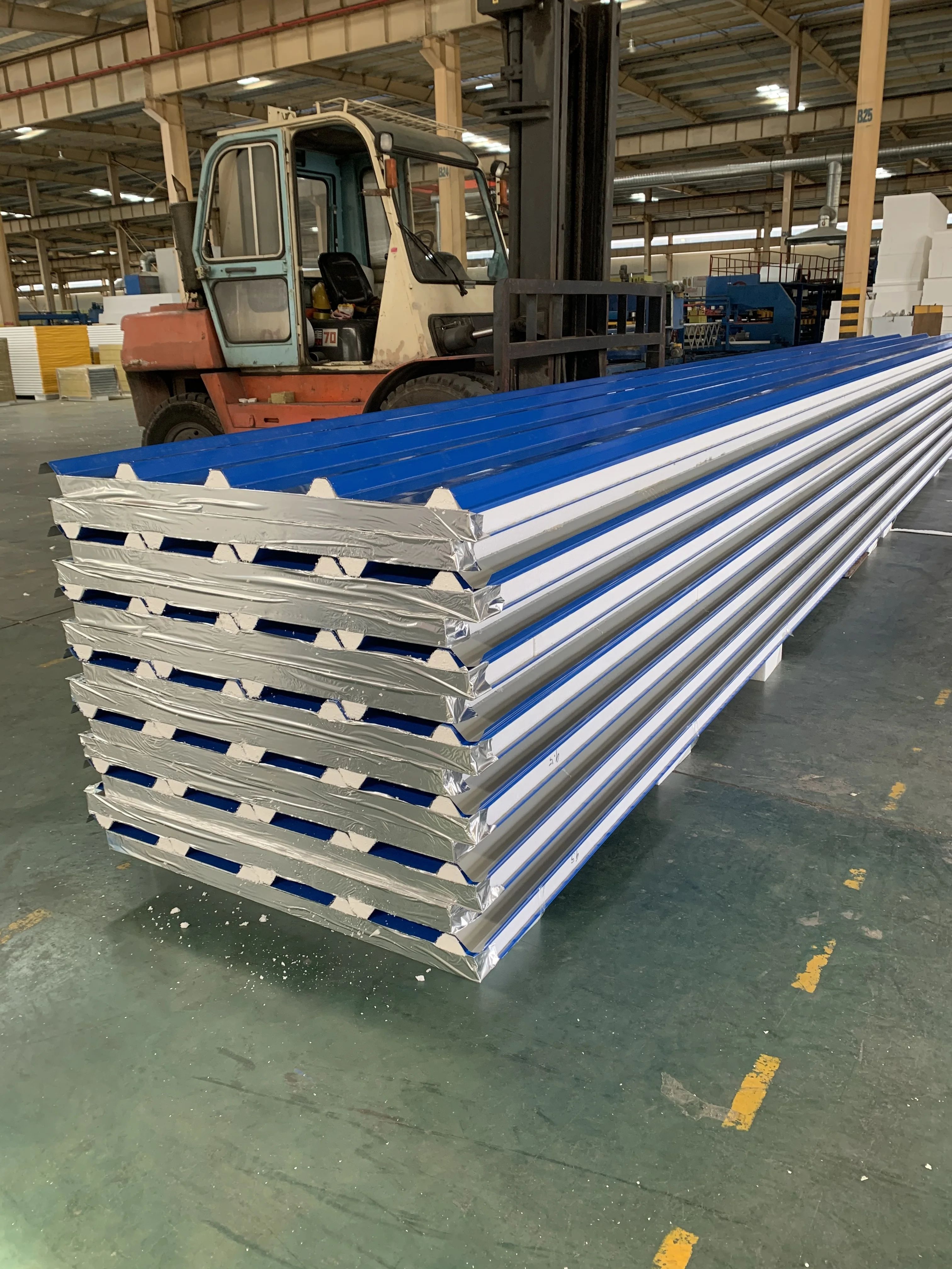 Металлическая Изолированная EPS гофрированная кровельная сэндвич-панель по заводской цене EPS сэндвич-панель