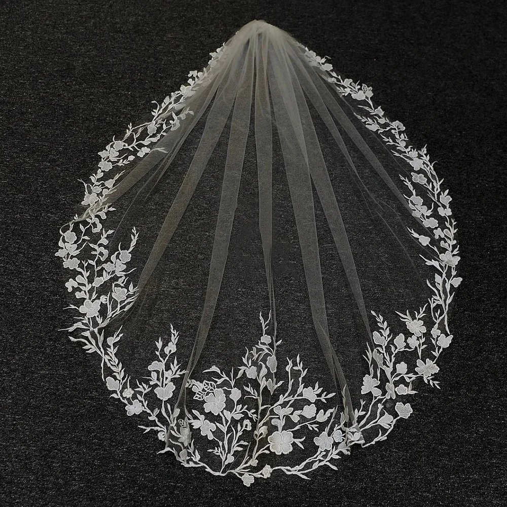 Feishiluo Wholesale  One  Layer Short Bride Veils With Comb  Ivory  Lace  Appliqued Edge Wedding Veils
