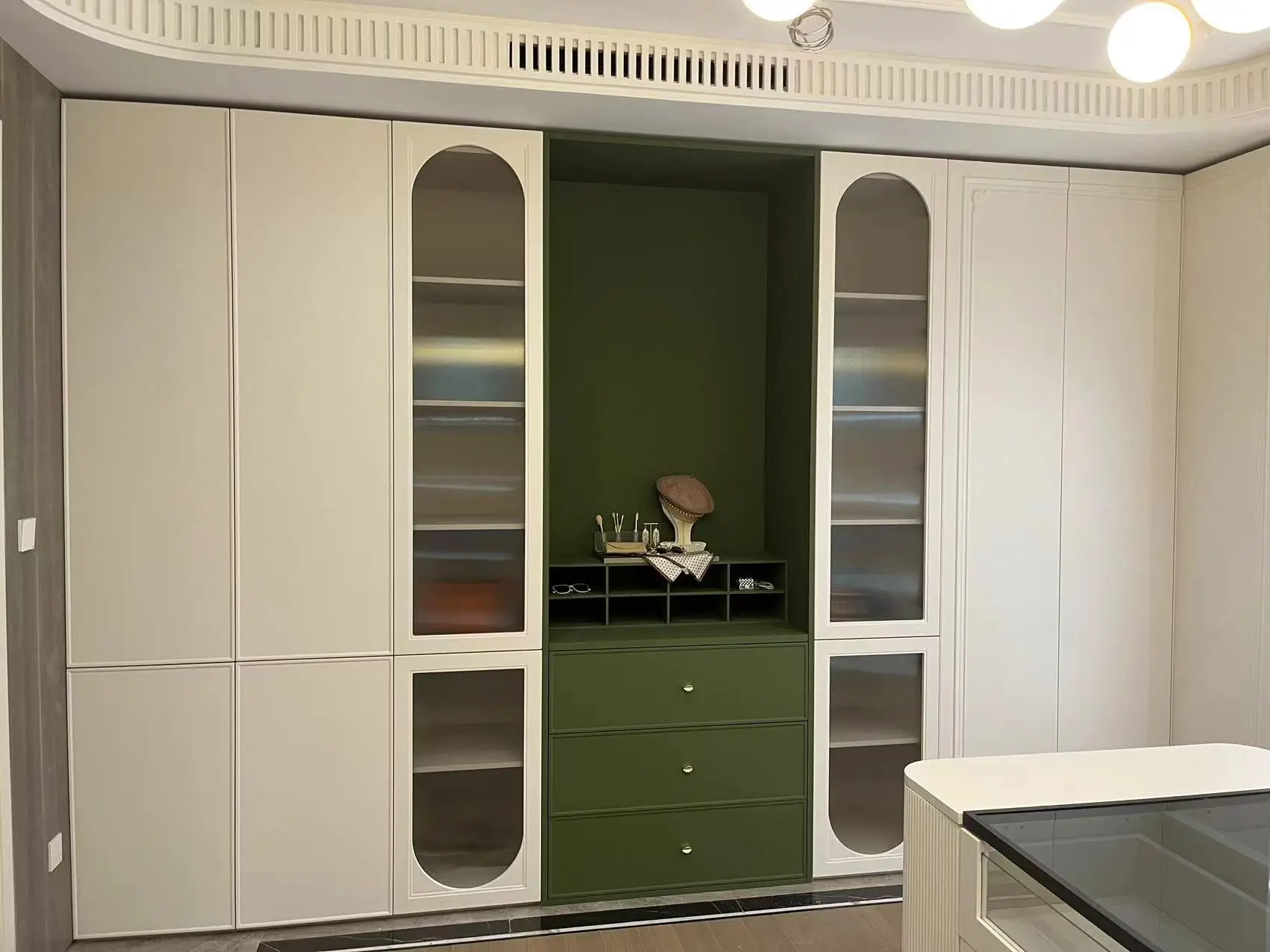 Lacquer L shaped modern walk in closet custom design clothes storage wood bedroom furniture cupboards wardrobe bedroom closet