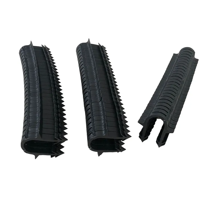 Fixing staples of underfloor heating system with floor heating plastic clips and pipe clips