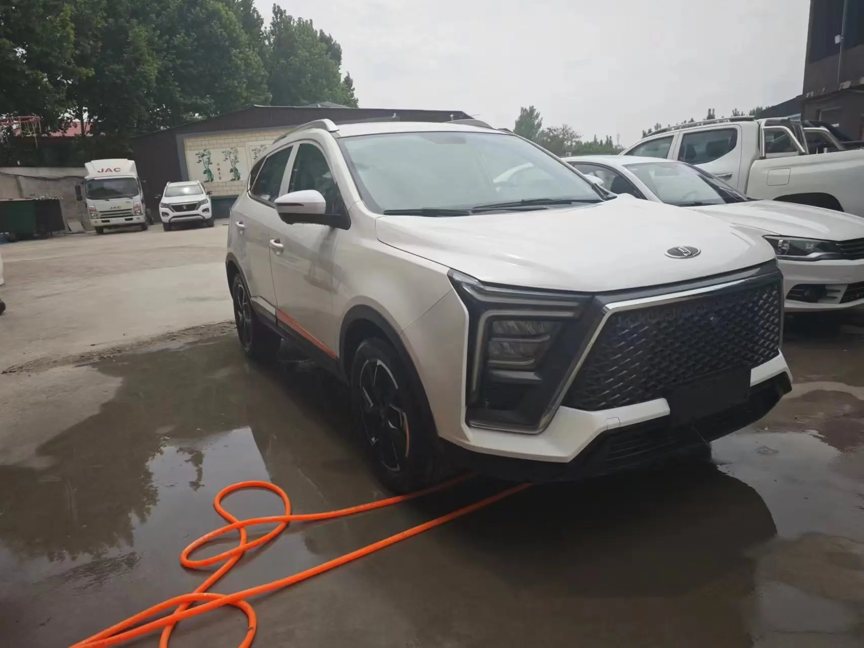 2022 SUV Stock Car with Hydraulic Steering System Left Hand Drive Fabric Seats Metal Roof Rack Good Price for Adults