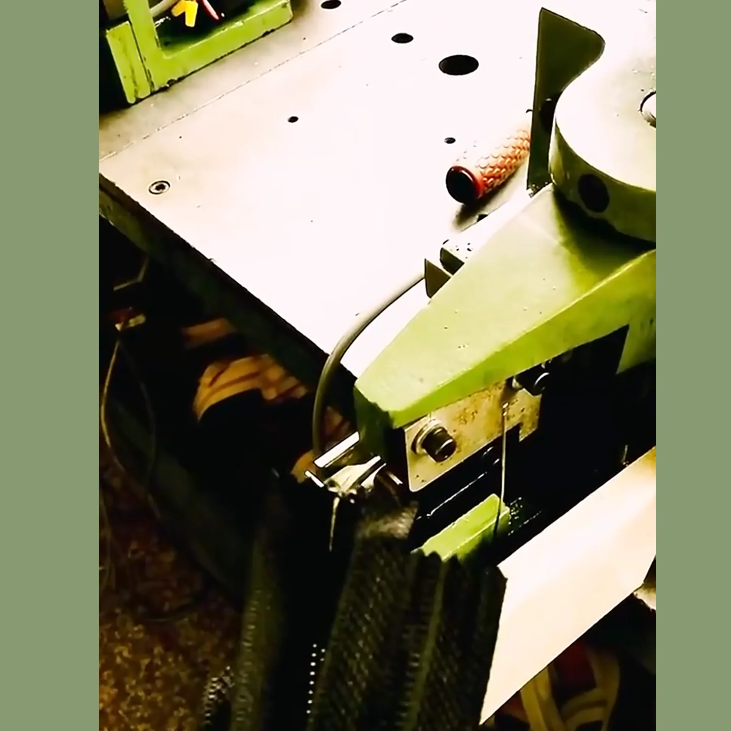 Полуавтоматическая машина для резки с открытой застежкой-молнией металлической