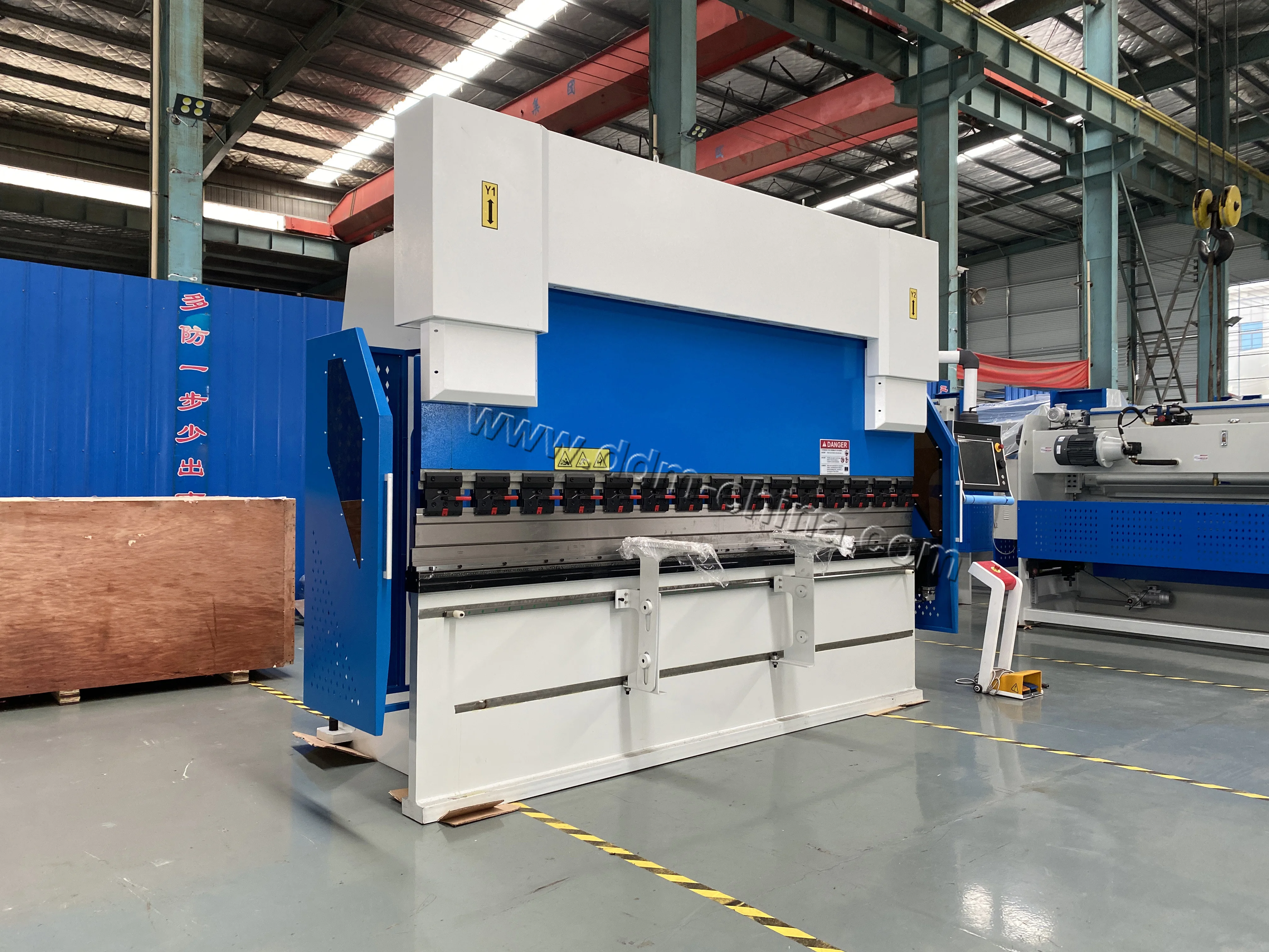 DDM INTL' press brake 200 ton auto press brake machine cnc bending press brake