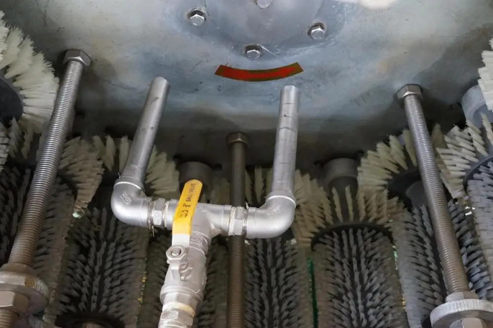 Semi automatic label removing washing machine for glass bottle