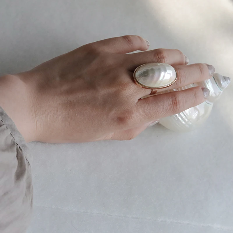 Trendy Big Oval Shape 3D White Acrylic Finger Ring Female Large Gold Geometric Rings Women Vintage Textured Statement Jewellery