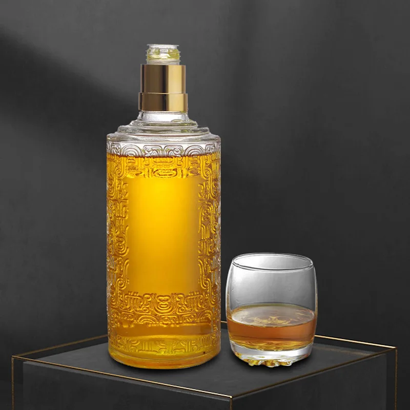 Wholesale Empty Luxury 650ml Whiskey Vodka Wine Bottle Glass Decanter Set with  Airtight Stopper Decanter
