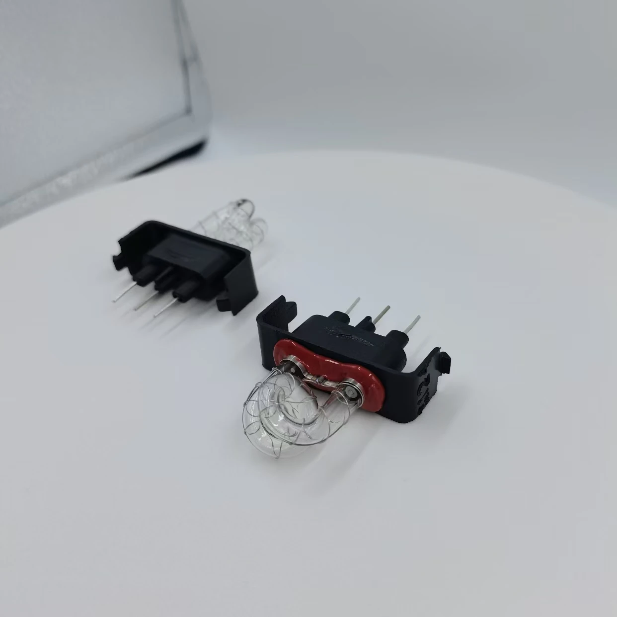 Flashing light bulbs can be used as diagnostic tools for car LCD instruments and speed measuring instruments