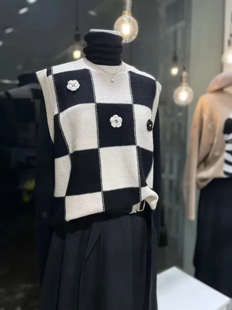 Women Fashion Plaid Crew Neck Cashmere Wool Vest Sweater with Handmade Crochet Flowers