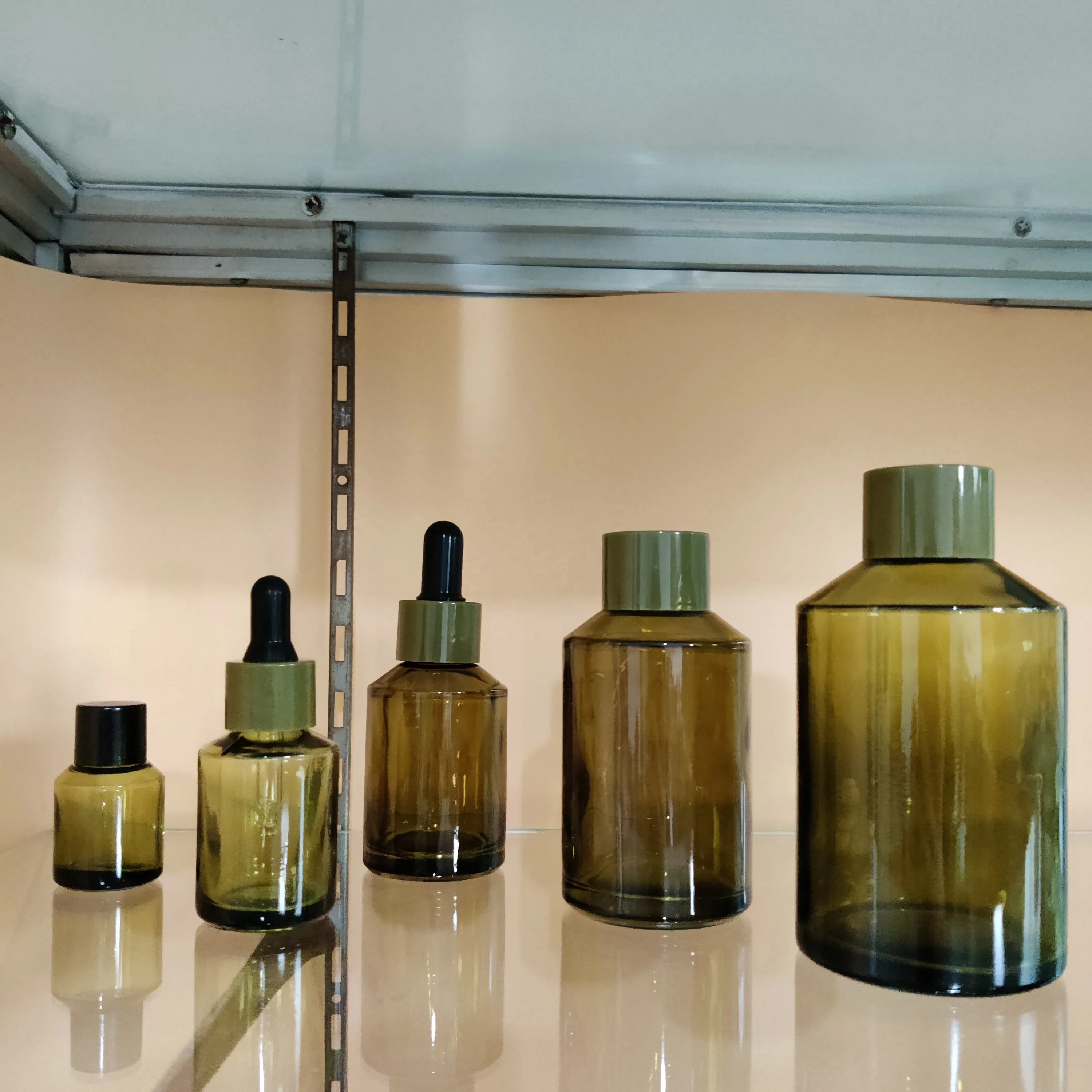 Лидер продаж от производителя, косметическая стеклянная бутылка для лосьона оливкового и зеленого цветов с обратным насосом и пипеткой