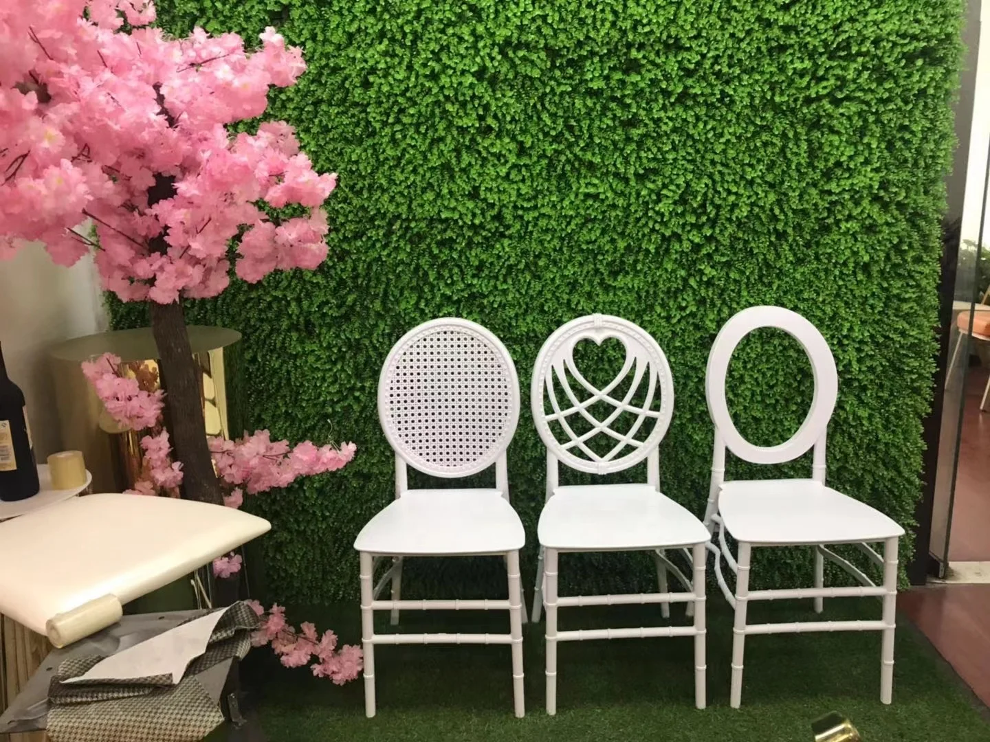 white stackable heart shape plastic pp chairs hotel chivari chairs events wedding dining chair