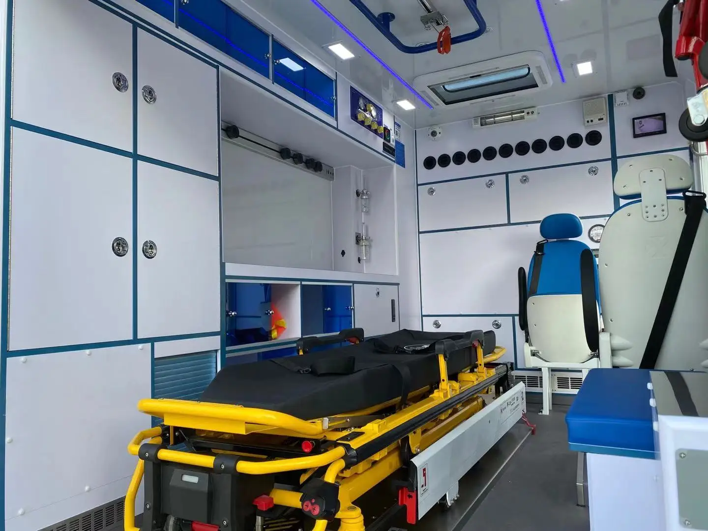 NAVECO Ousheng Box Monitoring Ambulance Vehicle (4.5t Version) Euro 5 Automatic White+red Yuzhou Brand 130km/h 3 - 8m 3300mm