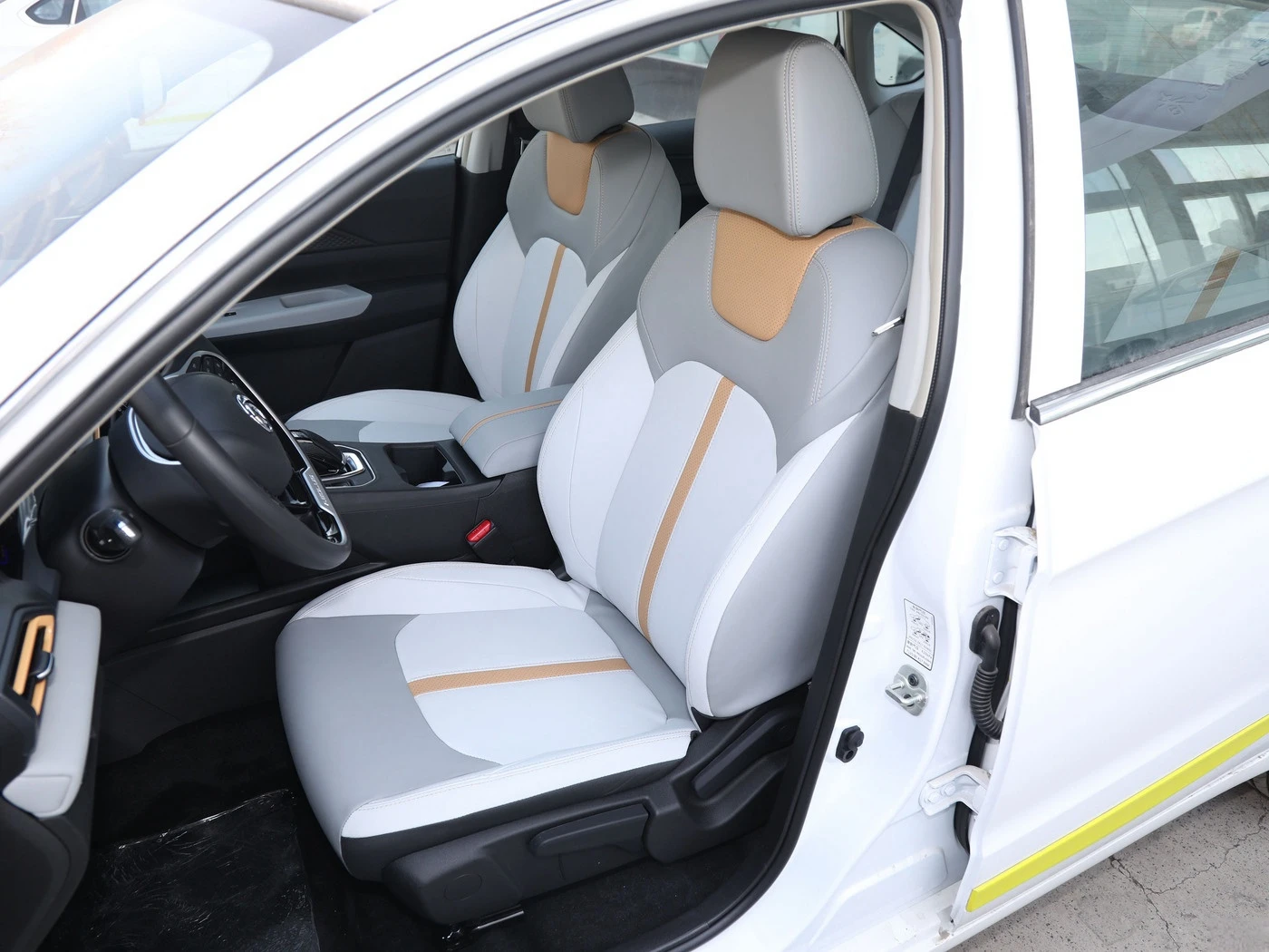 Оригинальный конкурентоспособная цена Китай Dongfeng супер Интеллектуальный электрический автомобиль E70 Снаряженная масса 1438 кг литий-железо фосфат