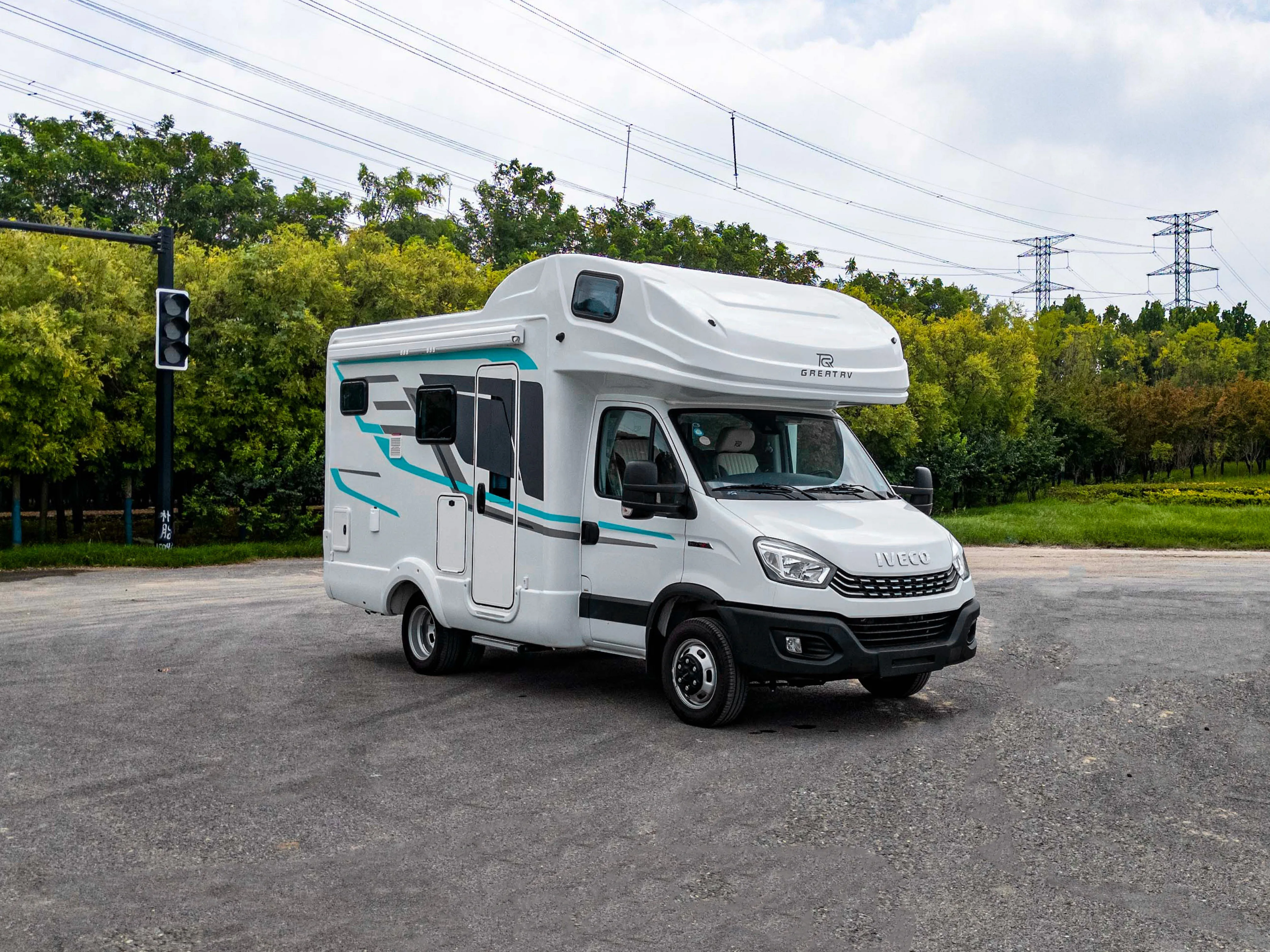 2024 C Type Recreational Vehicle 125KW Diesel Engine Limousine Car With Electric Height-Adjustable Table Rv Camper