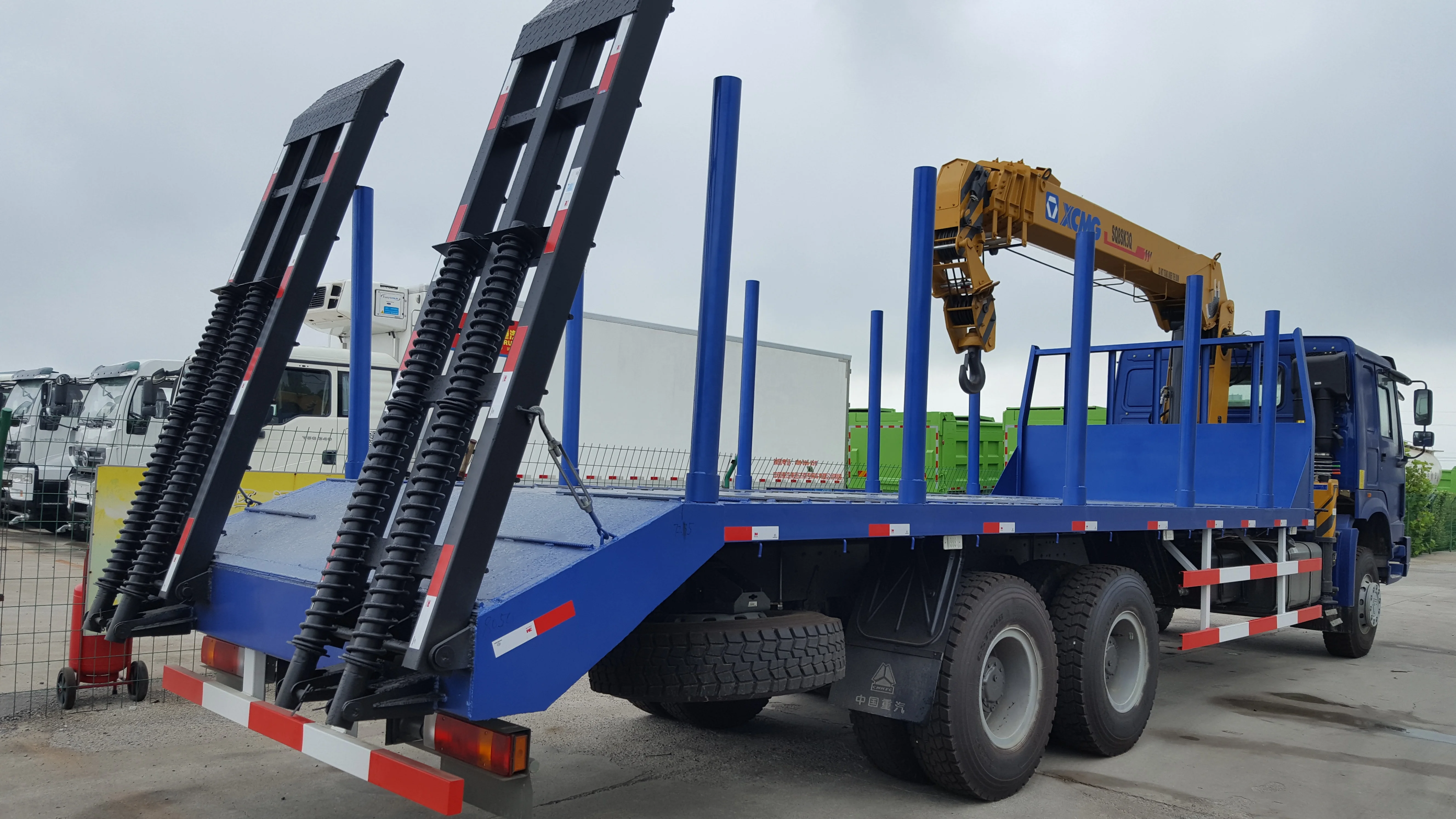 Sinotruk Howo 6x6 полноколесный внедорожный грузовик с краном для доставки