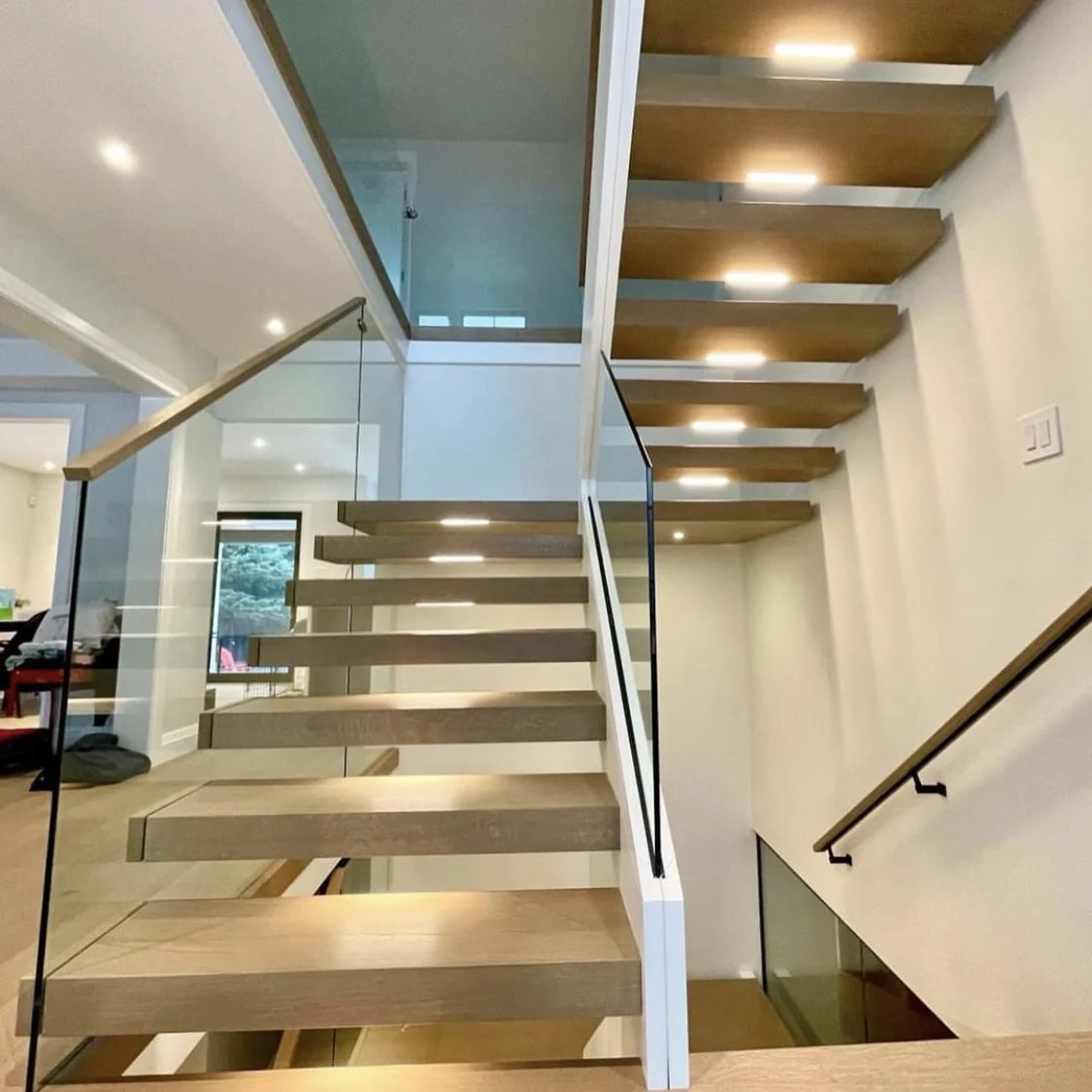 Rising Commercial Residential Internal Iron stair Dual Beam Design Oak Pine Wooden Glass Tread White Metal Staircase for Villas