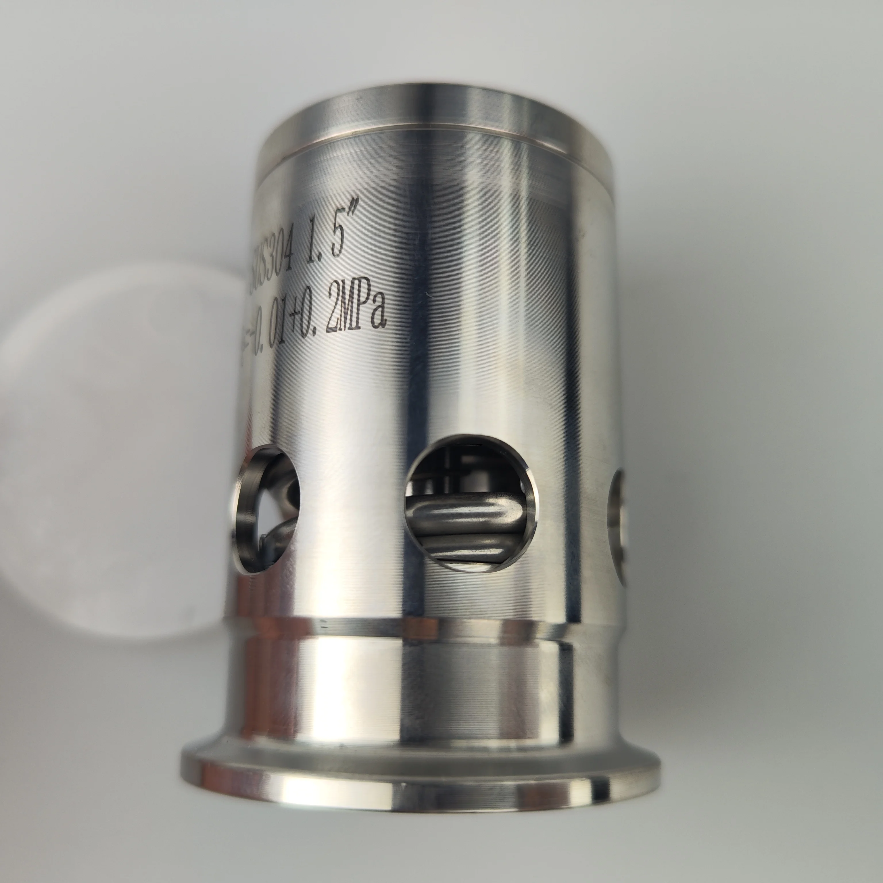 Санитарный вакуумный воздухозапускающий дыхательный клапан трехзажимный санитарный регулируемый для сброса