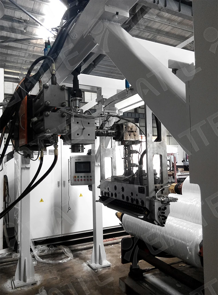 Plastic filament extruding machine with polymer melt gear pump