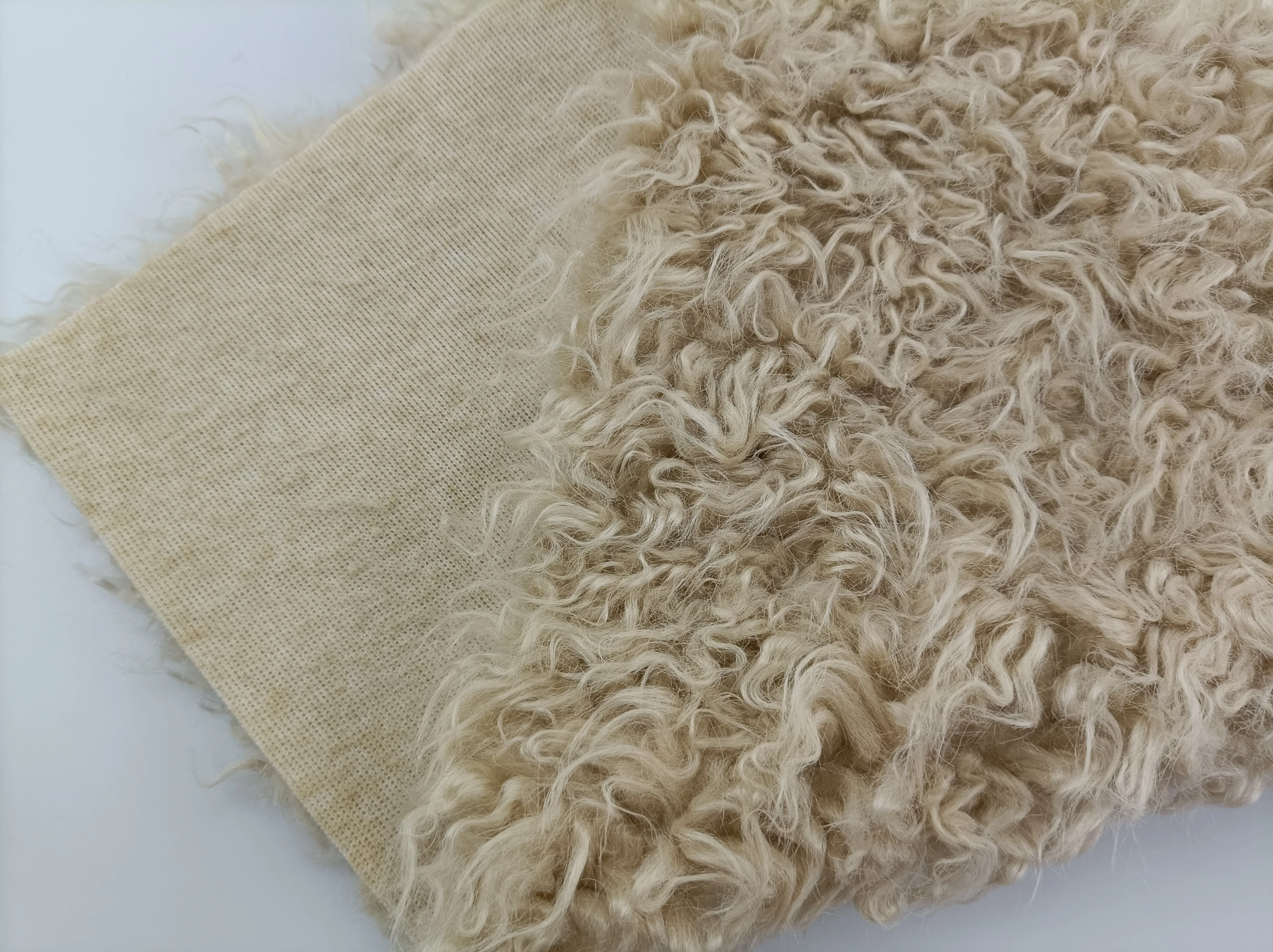 Elegant Long Pile Curly Faux Fur High Pile Imitation Sheep Fur Fabric for Bag/Collar/Overcoat
