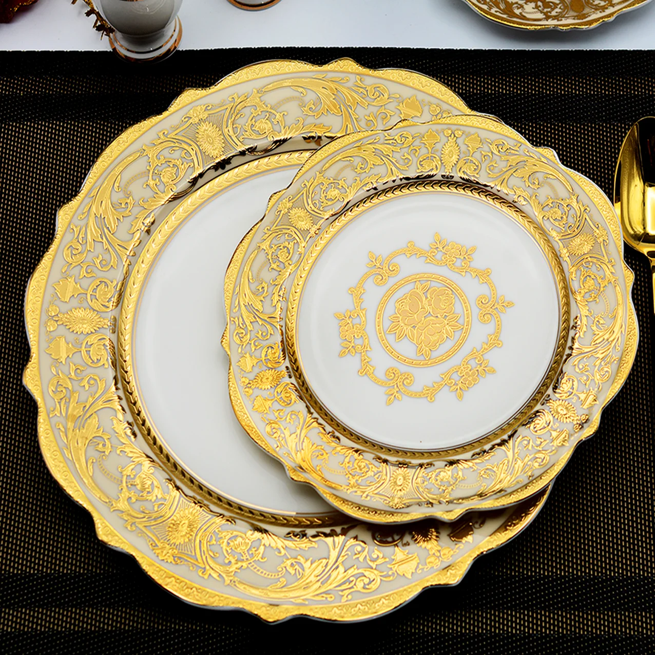 Super September luxury style gold decoration beautiful pattern dinner set Dubai Wedding ecofriendly products
