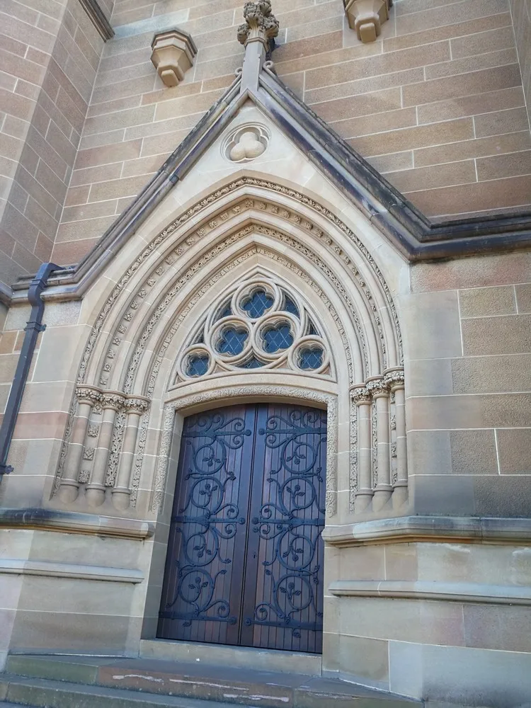 OEM Customized Project Beige Limestone Arch Exterior Marble Window Sill And House Gate Frames