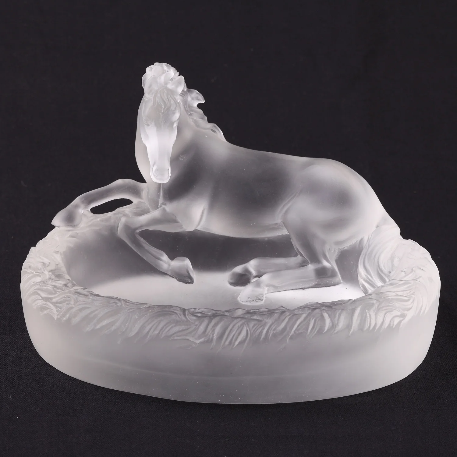 2023 luxury  style business gift  artificial   horse ashtray crystal cigar  ashtray decorative for home  hotel office ornament