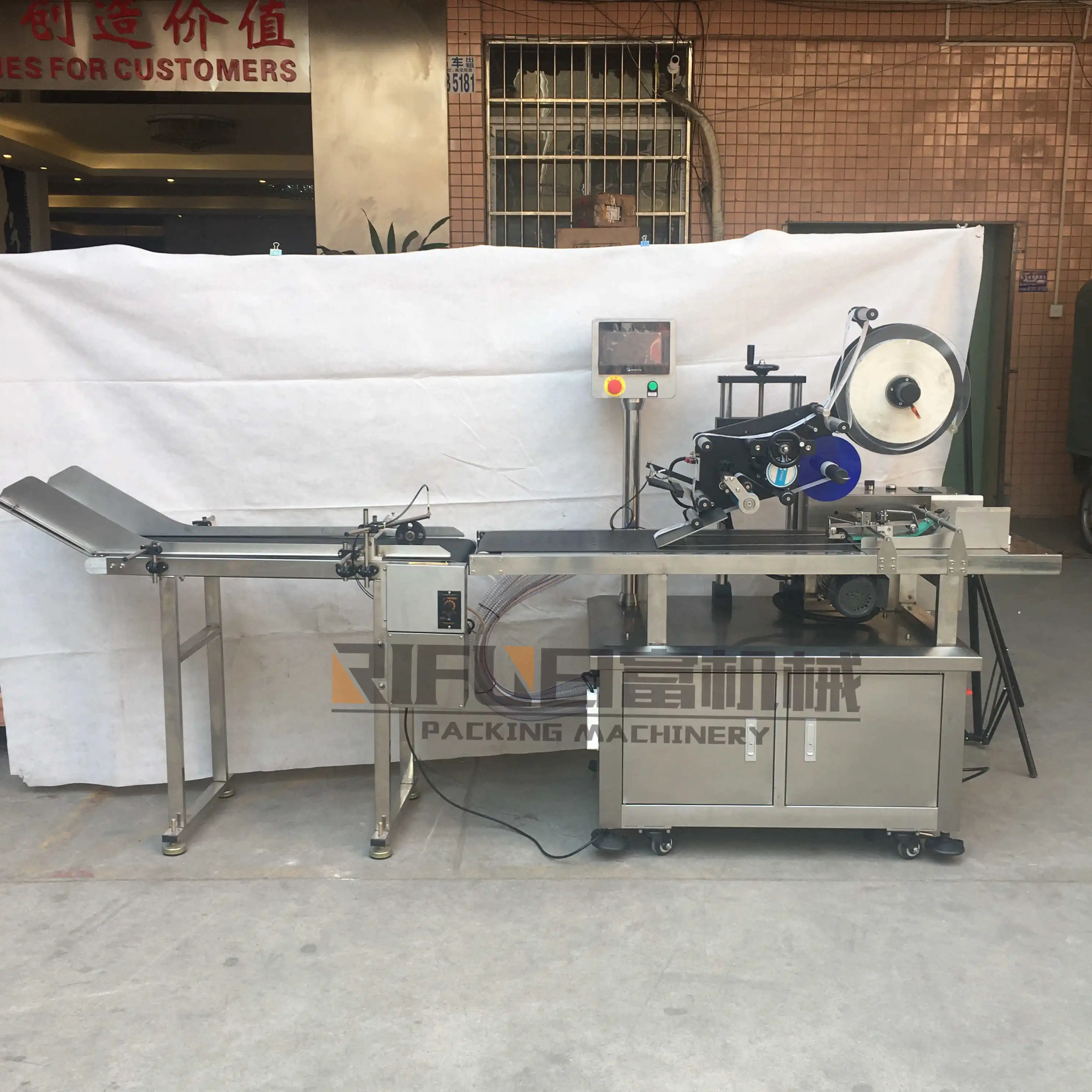 Automatic flat plane surface bag pouches labeling machine/bag pouch label applicator/labelling card machine