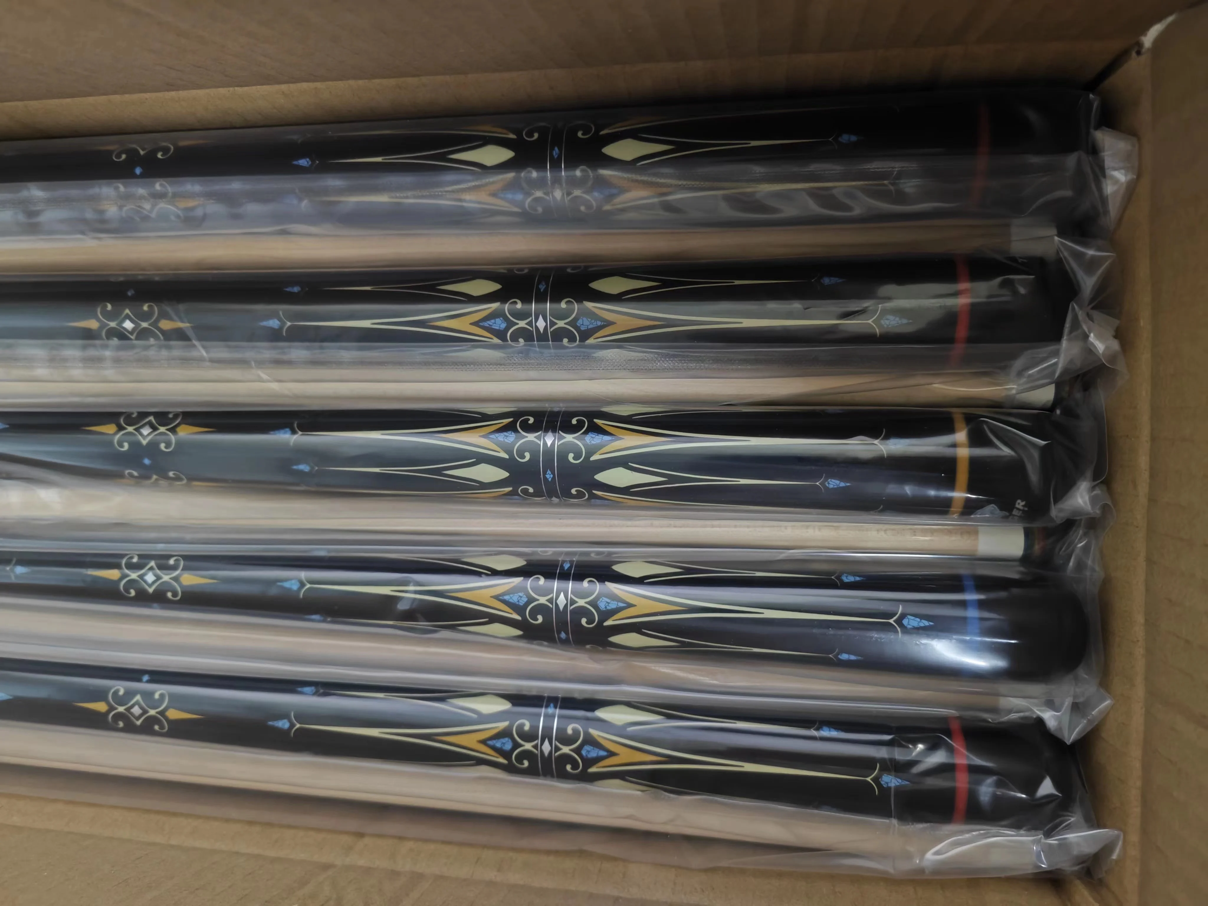 China made good quality wholesale maple wood american style tiger pool cue stick with 12.5mm tip size and joint protector