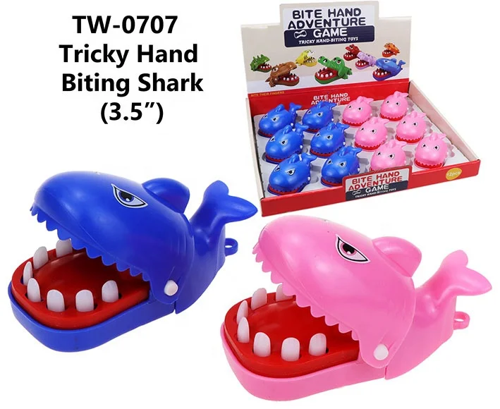 Plastic novelty toys tricky hand biting shark toys for kids