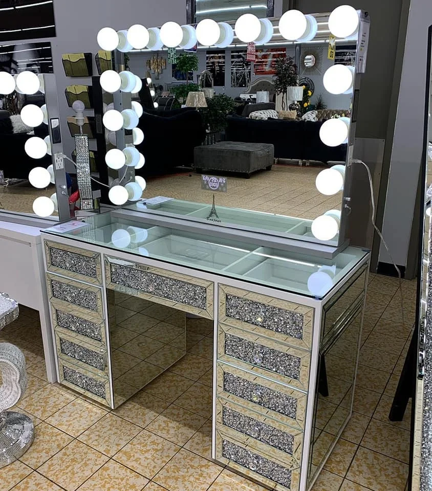2021 Top Seller Crushed Diamond LED Mirrored Dressing Table And Make Up Mirror