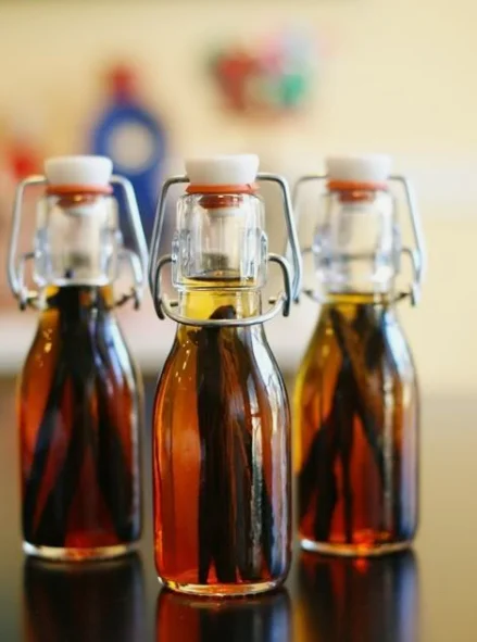 Factory wholesale buckle bottles sealed juice drinks empty glass bottles