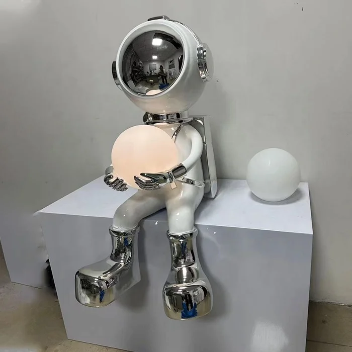 2024 новый пользовательский OEM большой пейзаж Профессорский светильник робот художественное ремесло Хромированная поверхность скульптура астронавта из стекловолокна распродажа